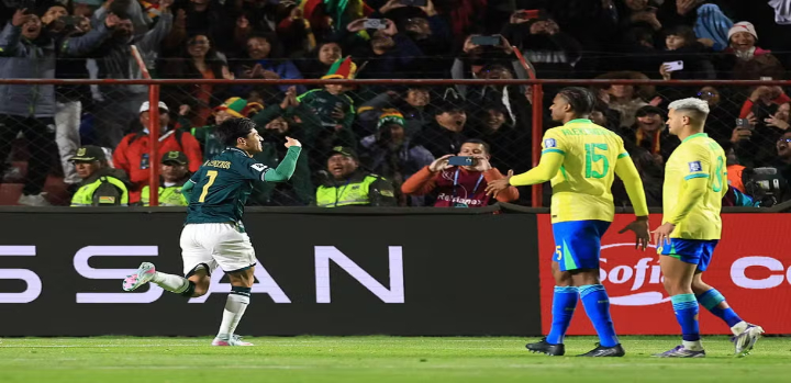 Brasil perde para Bolívia por 1 a 0 e conclui Eliminatórias com pior campanha histórica (51% de aproveitamento). Classificação para Copa de 2026 é garantida, mas crise técnica preocupa.