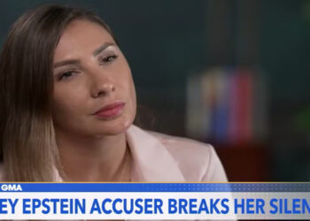 Brasileira Marina Lacerda revela que sofreu abusos de Jeffrey Epstein aos 14 anos e pede abertura de documentos no Congresso dos EUA. Depoimento foi peça-chave para condenação do bilionário em 2019.