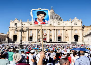 Vaticano canoniza Carlo Acutis, jovem italiano falecido aos 15 anos e conhecido como padroeiro da internet. Milagre no Brasil foi decisivo no processo.