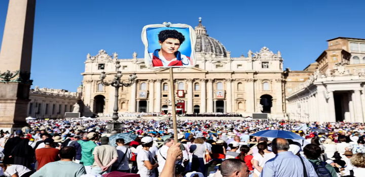 Vaticano canoniza Carlo Acutis, jovem italiano falecido aos 15 anos e conhecido como padroeiro da internet. Milagre no Brasil foi decisivo no processo.