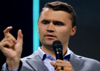 Charlie Kirk, ativista conservador de 31 anos e fundador da Turning Point USA, foi morto a tiros em evento nos EUA. Conheça sua trajetória e posições políticas.