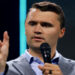 Charlie Kirk, ativista conservador de 31 anos e fundador da Turning Point USA, foi morto a tiros em evento nos EUA. Conheça sua trajetória e posições políticas.