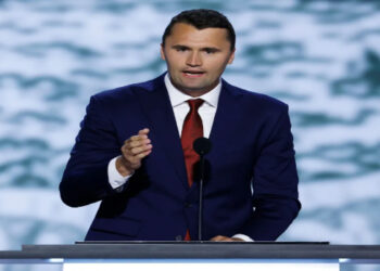 O influenciador conservador Charlie Kirk morreu após ataque a tiros em Utah. Trump lamentou a perda, ordenou bandeiras a meio mastro e chamou Kirk de “lendário”.