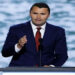 O influenciador conservador Charlie Kirk morreu após ataque a tiros em Utah. Trump lamentou a perda, ordenou bandeiras a meio mastro e chamou Kirk de “lendário”.
