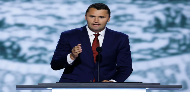 O influenciador conservador Charlie Kirk morreu após ataque a tiros em Utah. Trump lamentou a perda, ordenou bandeiras a meio mastro e chamou Kirk de “lendário”.