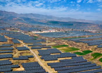 Capacidade solar global cresce 64% em 2025, com a China responsável por 256 GW e liderança mundial. Índia, EUA e África também registram forte expansão.