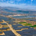 Capacidade solar global cresce 64% em 2025, com a China responsável por 256 GW e liderança mundial. Índia, EUA e África também registram forte expansão.