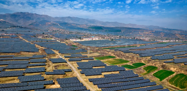 Capacidade solar global cresce 64% em 2025, com a China responsável por 256 GW e liderança mundial. Índia, EUA e África também registram forte expansão.