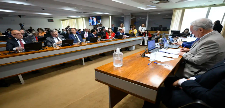 Comissão do Senado aprova por unanimidade projeto que isenta Imposto de Renda para assalariados que recebem até R$ 5 mil. Proposta rivaliza com texto do governo, parado na Câmara, e acirra disputa política entre Renan Calheiros e Arthur Lira.