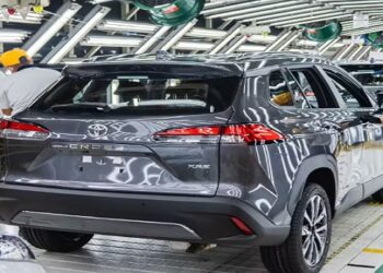 Estoques de Corolla e Corolla Cross estão no fim em diversas concessionárias do Brasil. Produção da Toyota segue suspensa após destruição da fábrica de motores em Porto Feliz (SP).