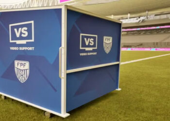 A Federação Paulista de Futebol (FPF) anuncia a estreia do "Football Video Support" (FVS), o desafio de vídeo, no Brasil. Sistema, testado pela FIFA, permite que técnicos peçam revisão de lances decisivos e é mais simples e acessível que o VAR.