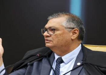 Flávio Dino suspendeu repasses de "emendas Pix" a nove municípios, incluindo Rio de Janeiro, por irregularidades como superfaturamento e desvio de recursos. PF investigará possível crimes contra a administração pública.