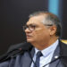 Flávio Dino suspendeu repasses de "emendas Pix" a nove municípios, incluindo Rio de Janeiro, por irregularidades como superfaturamento e desvio de recursos. PF investigará possível crimes contra a administração pública.