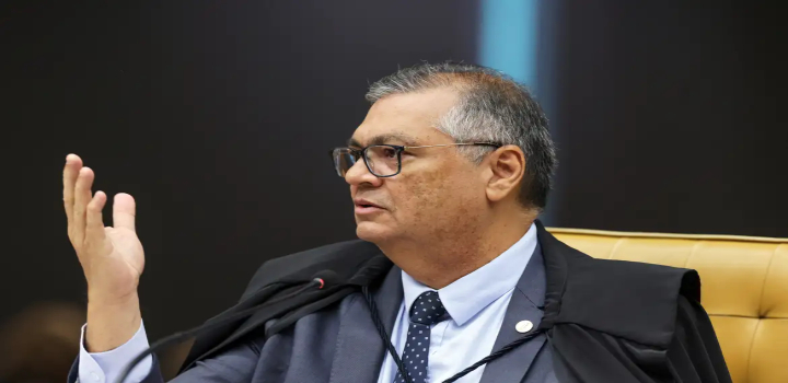 Flávio Dino suspendeu repasses de "emendas Pix" a nove municípios, incluindo Rio de Janeiro, por irregularidades como superfaturamento e desvio de recursos. PF investigará possível crimes contra a administração pública.