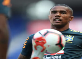 Douglas Costa, ex-jogador da Seleção Brasileira, teve prisão decretada por dívida de R$ 492,9 mil em pensão alimentícia. Sydney FC rescinde contrato após decisão da Justiça gaúcha.