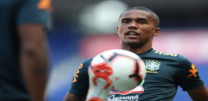 Douglas Costa, ex-jogador da Seleção Brasileira, teve prisão decretada por dívida de R$ 492,9 mil em pensão alimentícia. Sydney FC rescinde contrato após decisão da Justiça gaúcha.