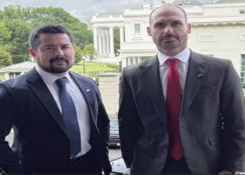 Procuradoria-Geral da República apresentou denúncia ao STF contra Eduardo Bolsonaro e o blogueiro Paulo Figueiredo pelo crime de coação no curso do processo. Dupla é acusada de articular sanções americanas para pressionar ministros e favorecer o ex-presidente.