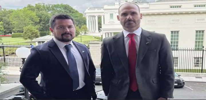 Procuradoria-Geral da República apresentou denúncia ao STF contra Eduardo Bolsonaro e o blogueiro Paulo Figueiredo pelo crime de coação no curso do processo. Dupla é acusada de articular sanções americanas para pressionar ministros e favorecer o ex-presidente.
