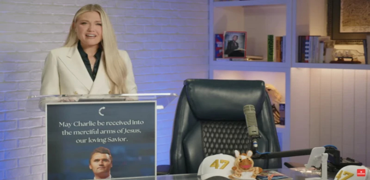 Erika Kirk, viúva de Charlie Kirk, agradece apoio de Trump e promete manter o trabalho do ativista conservador assassinado em evento nos EUA.