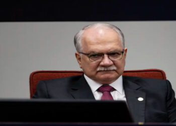 Edson Fachin toma posse como presidente do STF para mandato de dois anos. Alexandre de Moraes será vice. Primeira sessão sob nova gestão julgará vínculo de motoristas de aplicativo.