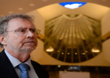 O físico brasileiro Luiz Davidovich, professor emérito da UFRJ, recebeu o Prêmio TWAS Apex 2025 da Academia Mundial de Ciências por suas contribuições pioneiras na ciência quântica. O prêmio inclui USD 100 mil e será entregue durante conferência no Rio de Janeiro.