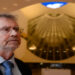 O físico brasileiro Luiz Davidovich, professor emérito da UFRJ, recebeu o Prêmio TWAS Apex 2025 da Academia Mundial de Ciências por suas contribuições pioneiras na ciência quântica. O prêmio inclui USD 100 mil e será entregue durante conferência no Rio de Janeiro.
