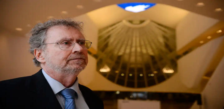 O físico brasileiro Luiz Davidovich, professor emérito da UFRJ, recebeu o Prêmio TWAS Apex 2025 da Academia Mundial de Ciências por suas contribuições pioneiras na ciência quântica. O prêmio inclui USD 100 mil e será entregue durante conferência no Rio de Janeiro.