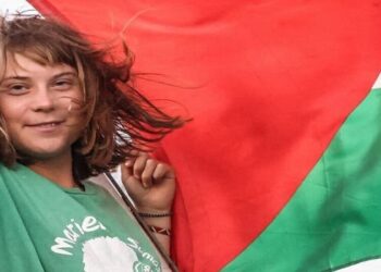 Greta Thunberg, vestindo camisa em homenagem a Marielle Franco, disse que “não tem medo de Israel”, apesar de ataques à missão humanitária que leva suprimentos à Faixa de Gaza.