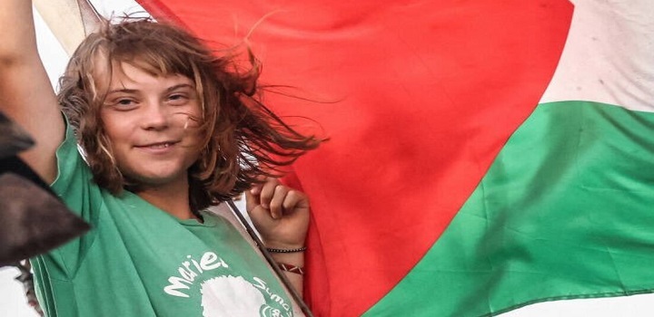 Greta Thunberg, vestindo camisa em homenagem a Marielle Franco, disse que “não tem medo de Israel”, apesar de ataques à missão humanitária que leva suprimentos à Faixa de Gaza.