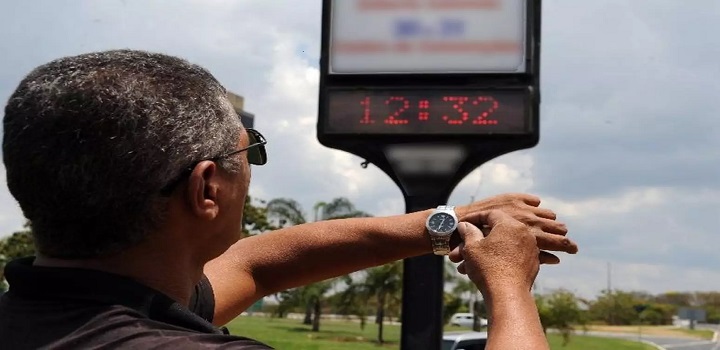 Suspenso desde 2019, o horário de verão não voltará em 2025, segundo o MME. Entenda por que o governo descarta a medida e conheça os principais prós e contras.