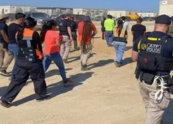 Coreia do Sul promete resposta à prisão de mais de 300 imigrantes em fábrica da Hyundai nos EUA; caso pode ampliar tensões diplomáticas com Washington.
