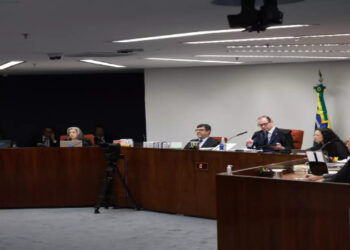 STF suspende julgamento de Jair Bolsonaro e mais sete réus da trama golpista. Defesas serão ouvidas nesta quarta; caso pode levar a penas superiores a 30 anos.