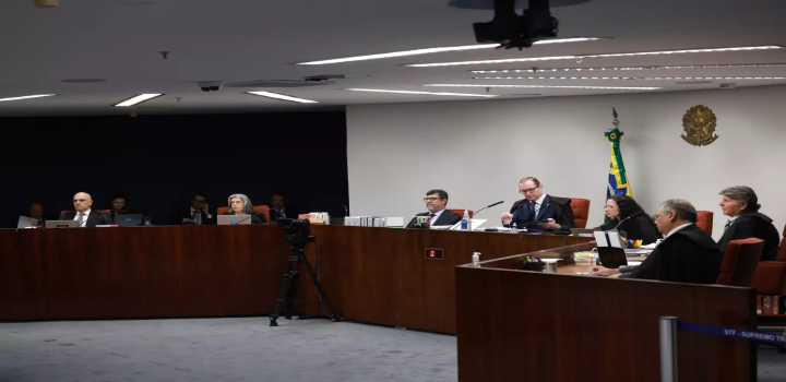 STF suspende julgamento de Jair Bolsonaro e mais sete réus da trama golpista. Defesas serão ouvidas nesta quarta; caso pode levar a penas superiores a 30 anos.