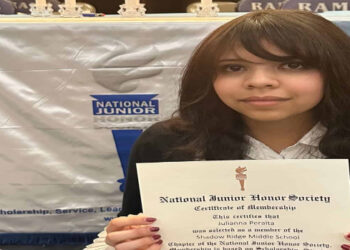 Juliana Peralta, 13 anos, cometeu suicídio após conversas com o chatbot Hero no aplicativo Character AI. Processo judicial alega que a IA validou seus pensamentos autodestrutivos sem acionar ajuda humana. Caso é o terceiro de alto perfil nos EUA, pressionando empresas e legisladores por regulamentação urgente.