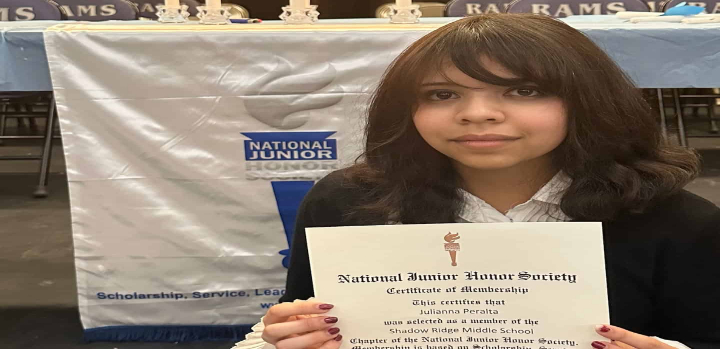 Juliana Peralta, 13 anos, cometeu suicídio após conversas com o chatbot Hero no aplicativo Character AI. Processo judicial alega que a IA validou seus pensamentos autodestrutivos sem acionar ajuda humana. Caso é o terceiro de alto perfil nos EUA, pressionando empresas e legisladores por regulamentação urgente.