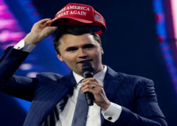 O assassinato do influenciador conservador Charlie Kirk reacende o temor de uma nova era de violência política nos EUA. Especialistas analisam as causas, da polarização nas redes ao acesso a armas, e por que o clima atual pode ser ainda mais perigoso que no passado.