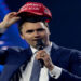 O assassinato do influenciador conservador Charlie Kirk reacende o temor de uma nova era de violência política nos EUA. Especialistas analisam as causas, da polarização nas redes ao acesso a armas, e por que o clima atual pode ser ainda mais perigoso que no passado.
