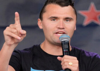 Demissões em massa ocorrem nos EUA e Brasil devido a postagens sobre a morte do ativista Charlie Kirk. Funcionários de empresas, universidades e até agentes governamentais são afetados. Entenda os casos e as repercussões internacionais.