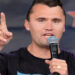 Demissões em massa ocorrem nos EUA e Brasil devido a postagens sobre a morte do ativista Charlie Kirk. Funcionários de empresas, universidades e até agentes governamentais são afetados. Entenda os casos e as repercussões internacionais.