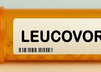 Leucovorina, derivada da vitamina B, teve uso ampliado nos EUA para casos de autismo após anúncio de Trump. Cientistas questionam a decisão e pedem mais estudos.