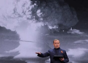 Dmitry Medvedev alerta que um conflito entre Rússia e Europa poderia escalar para o uso de armas de destruição em massa, após acusações de ataques com drones a países da Otan.