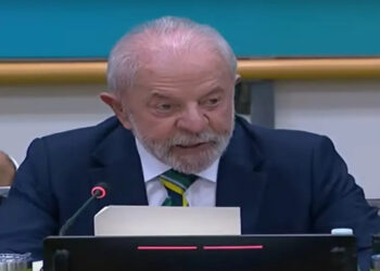 O presidente Lula anunciou em Nova York que o Brasil investirá US$ 1 bi no Fundo Florestas Tropicais para Sempre. A iniciativa, que tem meta de captar US$ 125 bi, visa pagar países por floresta preservada e será um dos legados da COP30 .