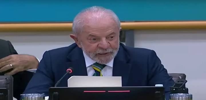 O presidente Lula anunciou em Nova York que o Brasil investirá US$ 1 bi no Fundo Florestas Tropicais para Sempre. A iniciativa, que tem meta de captar US$ 125 bi, visa pagar países por floresta preservada e será um dos legados da COP30 .