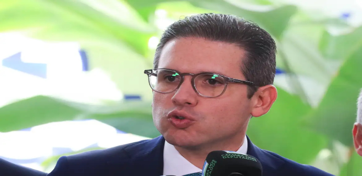A PEC 3/2021, chamada de "PEC da Blindagem", foi aprovada na Câmara e dificulta abertura de ações penais contra deputados e senadores. Texto inclui votação secreta e prazo de 90 dias para análise. Saiba o que muda e o contexto político.