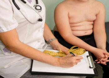 UNICEF reporta que obesidade infantil (9,4%) superou desnutrição (9,2%) globalmente em 2025. Alimentos ultraprocessados e marketing agressivo são principais causas; Brasil destaca-se com rotulagem frontal e restrições a publicidade.
