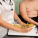 UNICEF reporta que obesidade infantil (9,4%) superou desnutrição (9,2%) globalmente em 2025. Alimentos ultraprocessados e marketing agressivo são principais causas; Brasil destaca-se com rotulagem frontal e restrições a publicidade.