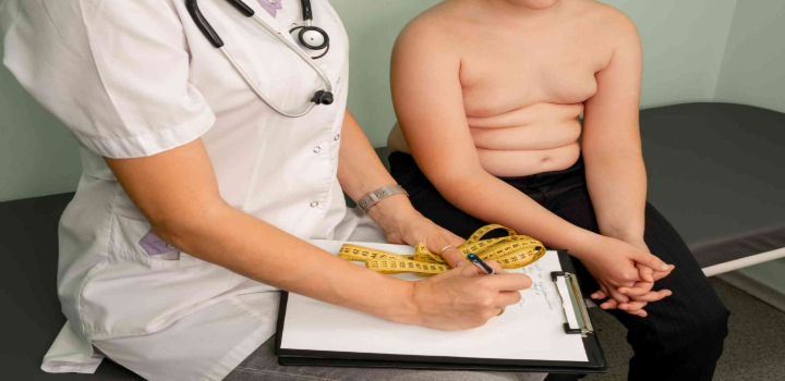 UNICEF reporta que obesidade infantil (9,4%) superou desnutrição (9,2%) globalmente em 2025. Alimentos ultraprocessados e marketing agressivo são principais causas; Brasil destaca-se com rotulagem frontal e restrições a publicidade.