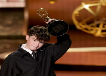 Emmy 2025 consagra “Adolescência”, “The Pitt” e “O estúdio”. Minissérie britânica leva seis prêmios, enquanto drama médico supera favoritos.