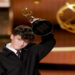 Emmy 2025 consagra “Adolescência”, “The Pitt” e “O estúdio”. Minissérie britânica leva seis prêmios, enquanto drama médico supera favoritos.