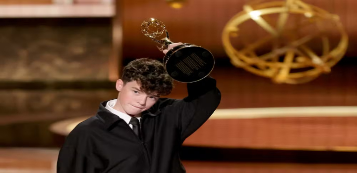 Emmy 2025 consagra “Adolescência”, “The Pitt” e “O estúdio”. Minissérie britânica leva seis prêmios, enquanto drama médico supera favoritos.